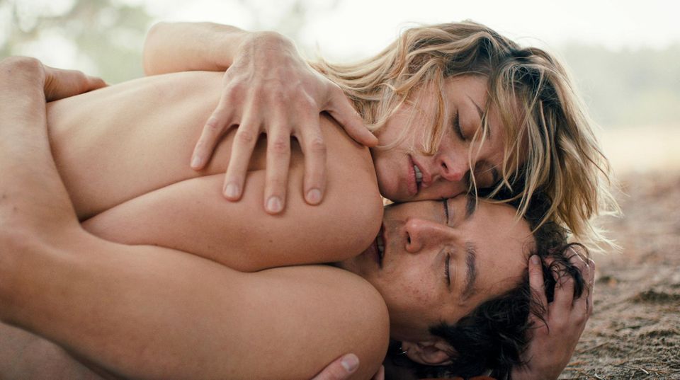 Die Schauspieler Svenja Jung und Noah Saavedra in der ARD-Serie "naked".