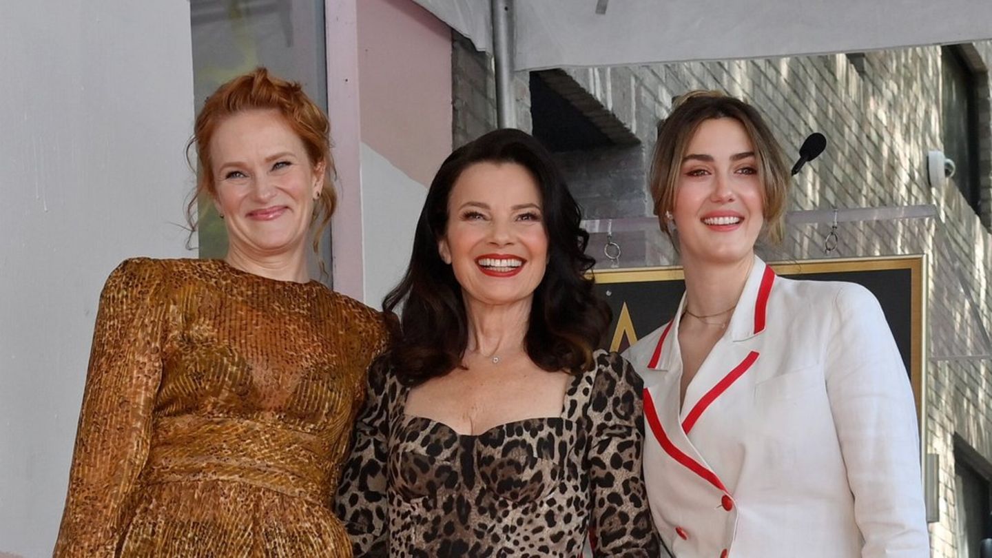 Fran Drescher (M.) mit ihren ehemaligen "Die Nanny"-Töchtern Nicholle Tom (l.) und Madeline Zima.