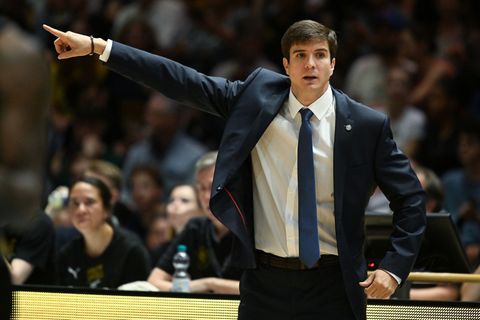 Coach Pedro Calles muss eine neue Alba-Mannschaft formen. Foto: Swen Pförtner/dpa