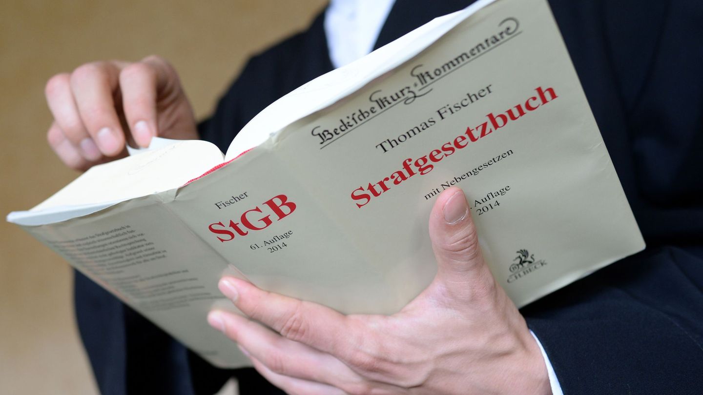 In Mecklenburg-Vorpommern sinkt die Zahl der Bewerber für das Justiz-Referendariat. (Symbolbild) Foto: Andreas Gebert/dpa