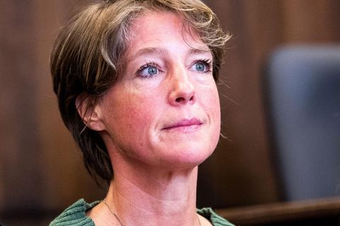 Christina Block sitzt am 14. Prozesstag aufrecht im Gerichtssaal in Hamburg