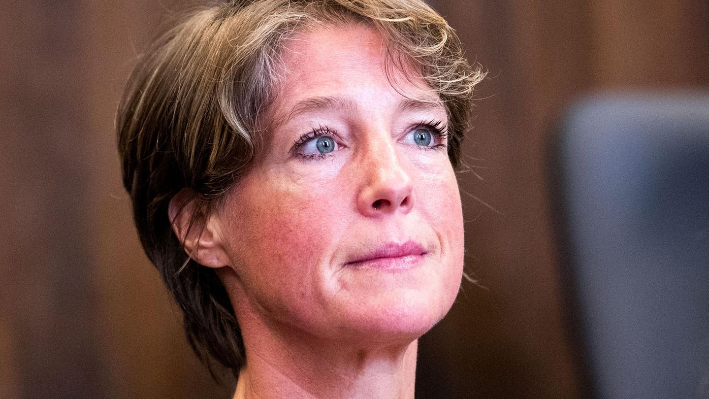 Christina Block sitzt am 14. Prozesstag aufrecht im Gerichtssaal in Hamburg