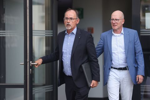 Nach Überzeugung von Wirtschaftsminister Wolfgang Blank (l) wird die neue landeseigene MV-Tourismus GmbH unter Geschäftsführer P