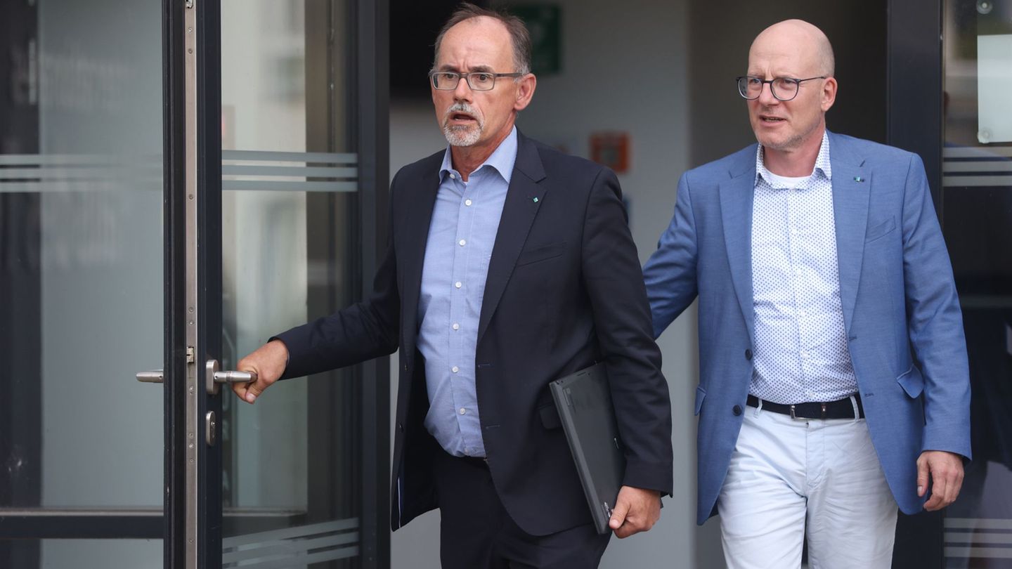 Nach Überzeugung von Wirtschaftsminister Wolfgang Blank (l) wird die neue landeseigene MV-Tourismus GmbH unter Geschäftsführer P