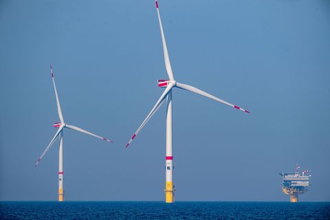 Die Energieerzeugung aus Windkraft soll in der Ostsee ausgebaut werden. Nun gab es einen weiteren Baustart. (Symbolbild) Foto: S