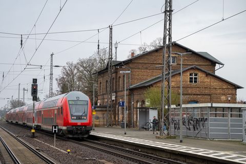 Der RE4 fällt zwischen Falkenberg und Oehna nach einer Zugentgleisung aus. (Symbolbild) Foto: Soeren Stache/dpa