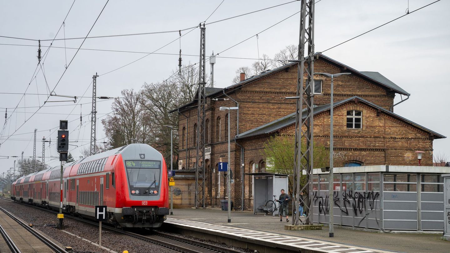 Der RE4 fällt zwischen Falkenberg und Oehna nach einer Zugentgleisung aus. (Symbolbild) Foto: Soeren Stache/dpa