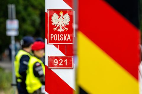 Polnische Grenzschützer stehen auf der polnischen Seite am Grenzübergang Ahlbeck und warten auf Reisende