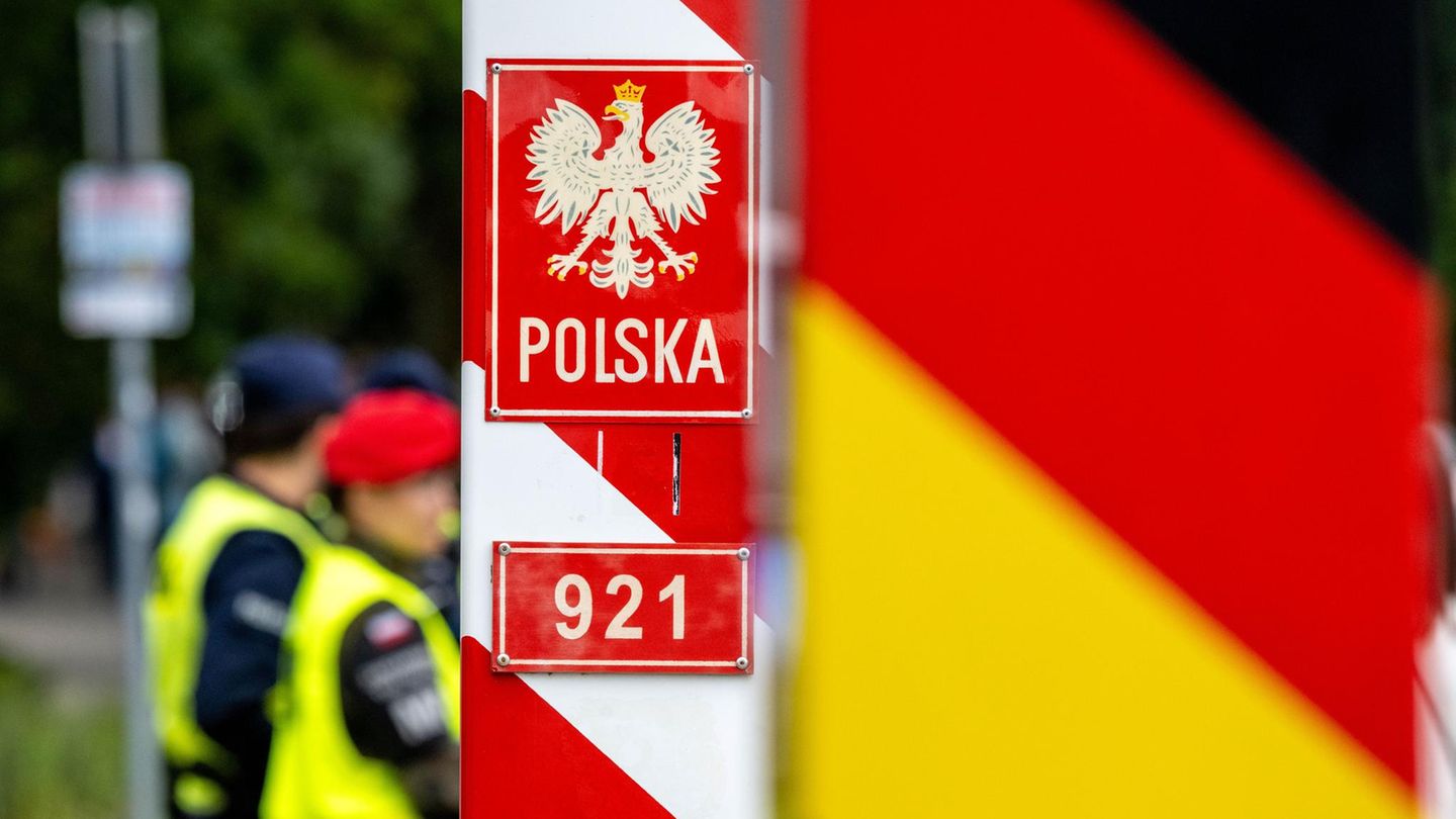 Polnische Grenzschützer stehen auf der polnischen Seite am Grenzübergang Ahlbeck und warten auf Reisende