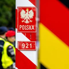 Polnische Grenzschützer stehen auf der polnischen Seite am Grenzübergang Ahlbeck und warten auf Reisende