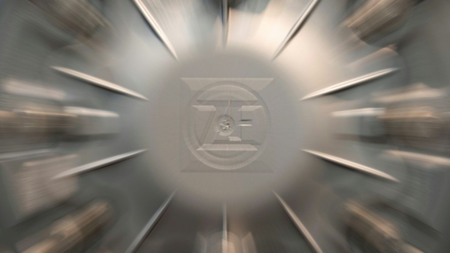 Logo von ZF auf einem Lkw-Rad