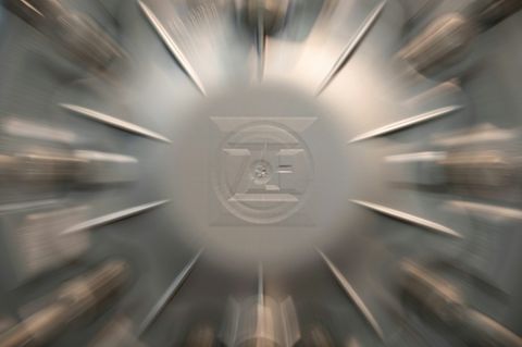 Logo von ZF auf einem Lkw-Rad