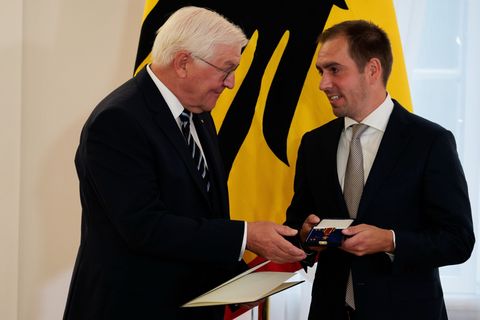 "Mr. Fairplay" Philipp Lahm ist unter den neuen Trägerinnen und Trägern des Verdienstordens. Foto: Carsten Koall/dpa
