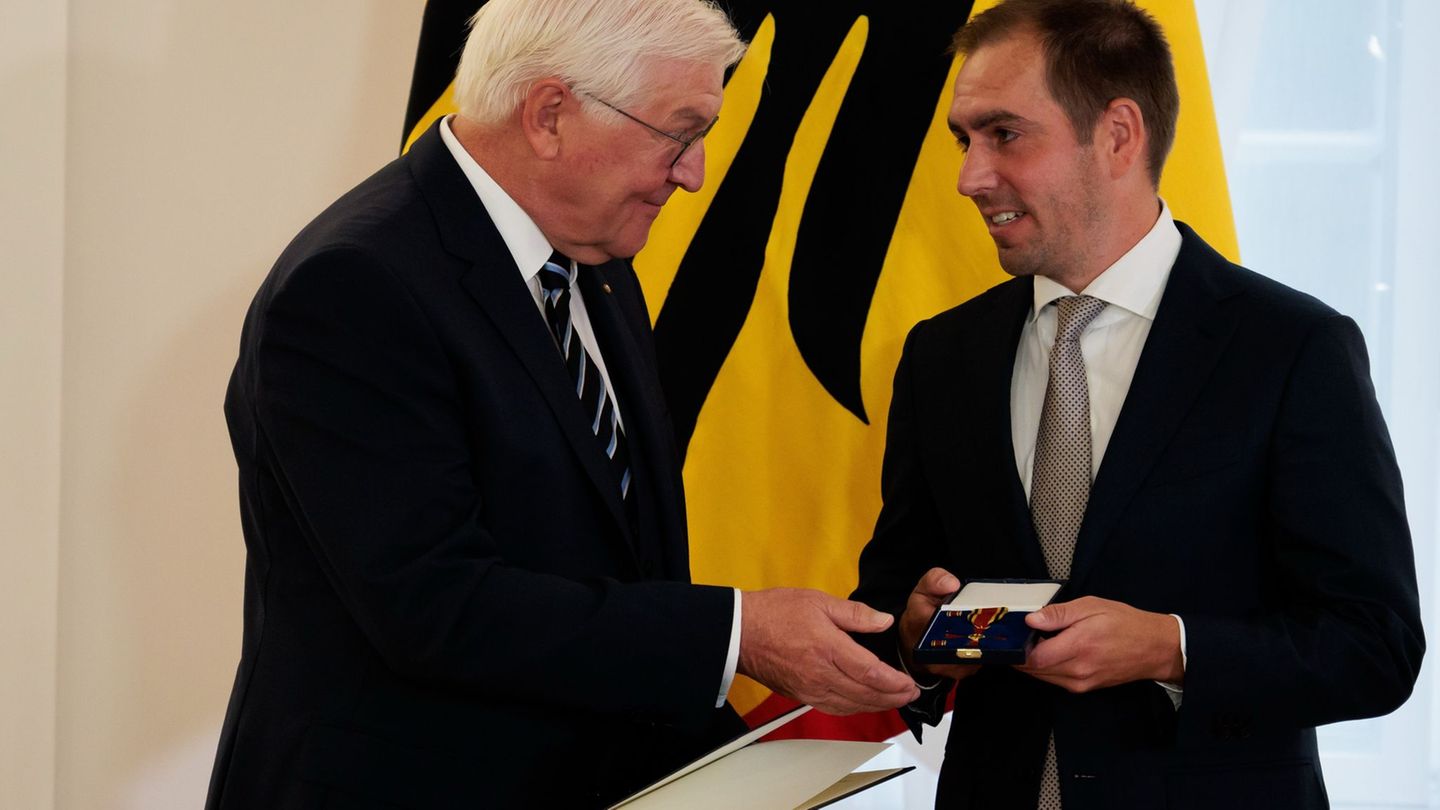 "Mr. Fairplay" Philipp Lahm ist unter den neuen Trägerinnen und Trägern des Verdienstordens. Foto: Carsten Koall/dpa