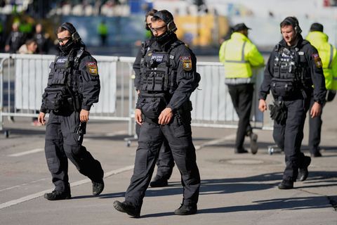 Das Festgelände wird abgesucht. Foto: Matthias Schrader/AP/dpa