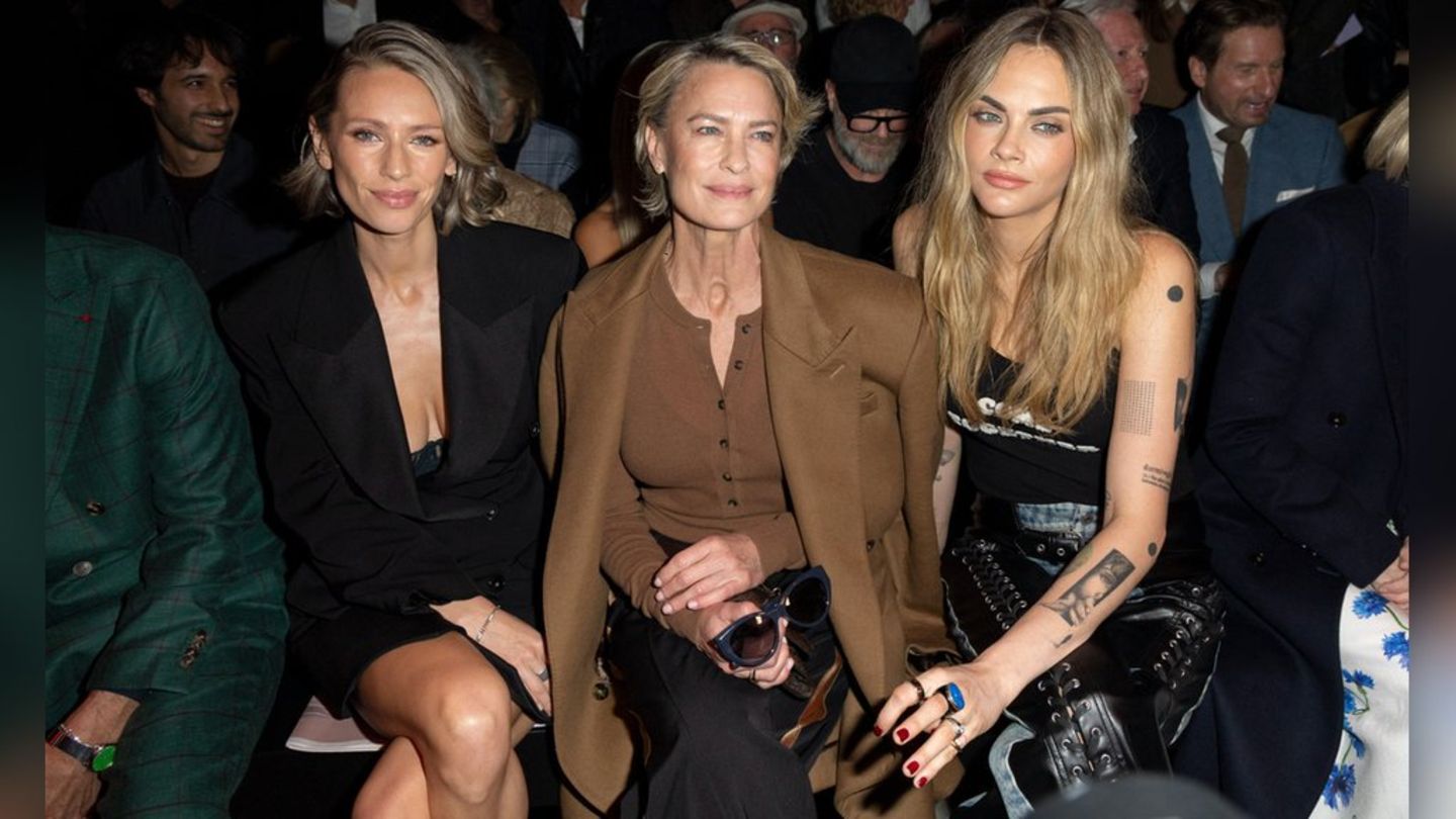 Dylan Penn (l.) und Robin Wright saßen bei der Stella-McCartney-Show neben Cara Delevingne in der Front Row.
