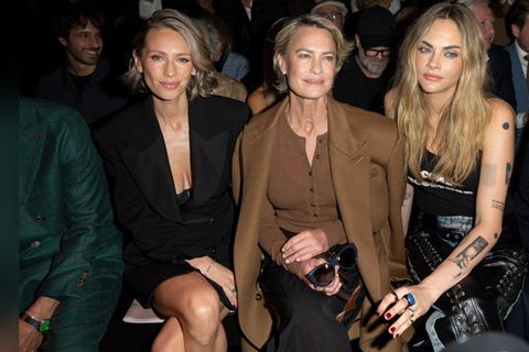 Dylan Penn (l.) und Robin Wright saßen bei der Stella-McCartney-Show neben Cara Delevingne in der Front Row.