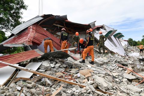 Rettungskräfte auf der Suche nach Vermissten