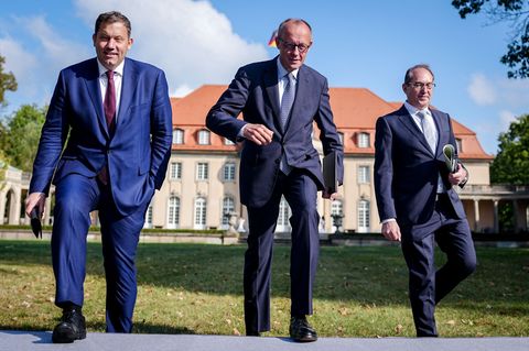 Merz, Vizekanzler Klingbeil und Innenminister Dobrindt traten gemeinsam vor die Presse. Foto: Kay Nietfeld/dpa