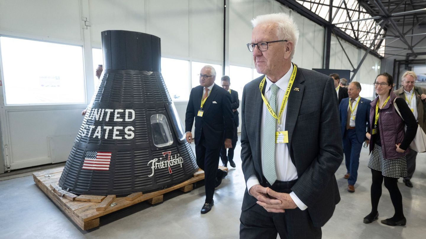 Auf seiner letzten Dienstreise tauchte der Regierungschef auch in die Weltraumforschung ein. Foto: Marijan Murat/dpa