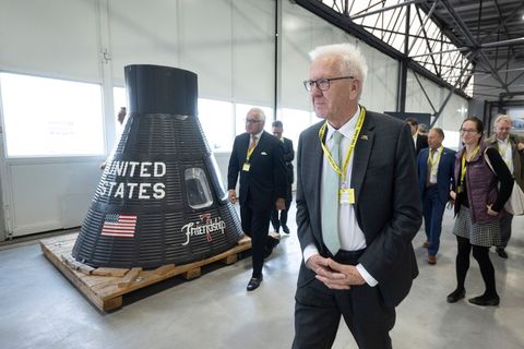 Auf seiner letzten Dienstreise tauchte der Regierungschef auch in die Weltraumforschung ein. Foto: Marijan Murat/dpa