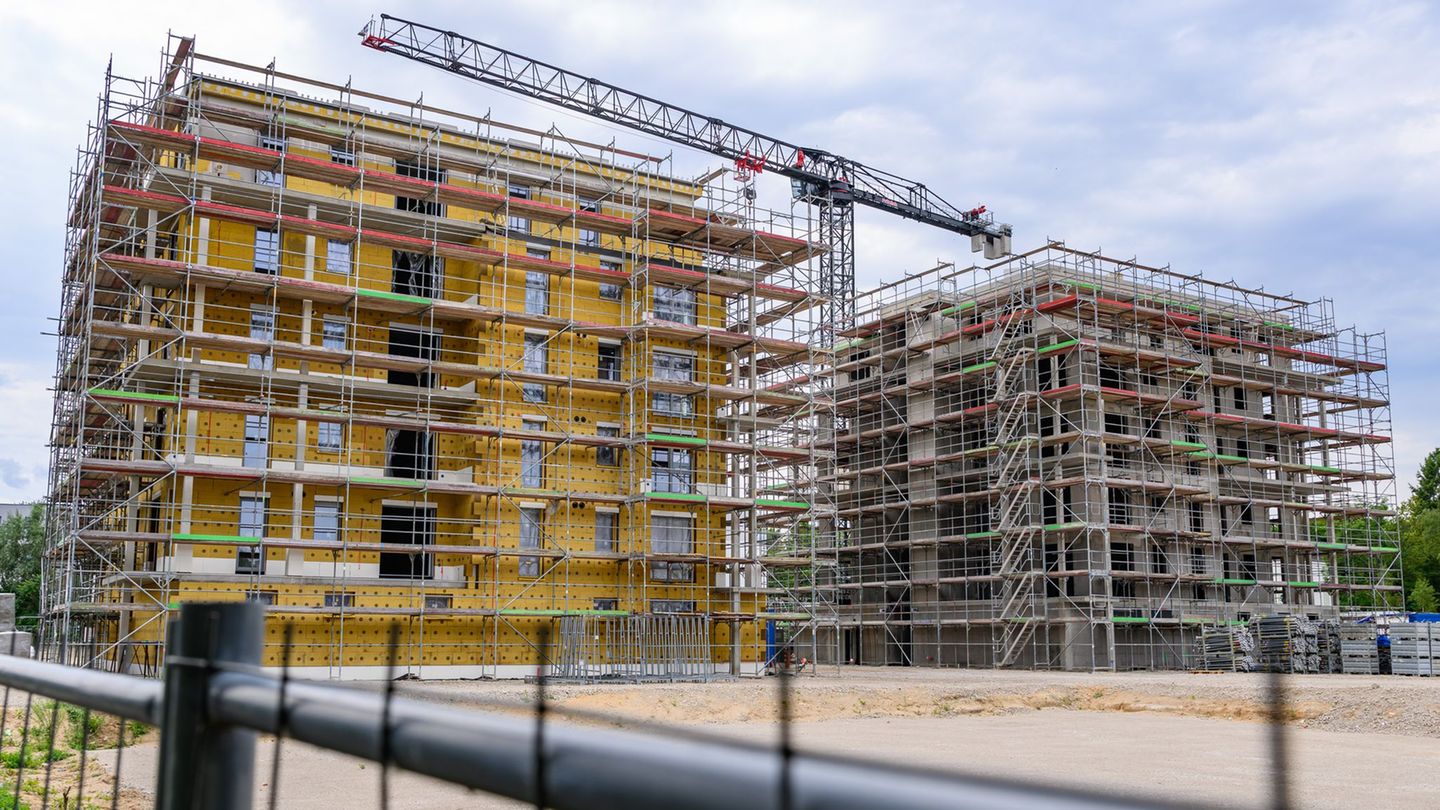 Der Wohnungsneubau gerät nach Angaben des Verbands Berlin-Brandenburgischer Wohnungsunternehmen (BBU) ins Stocken. (Archivbild)