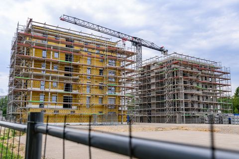 Der Wohnungsneubau gerät nach Angaben des Verbands Berlin-Brandenburgischer Wohnungsunternehmen (BBU) ins Stocken. (Archivbild)