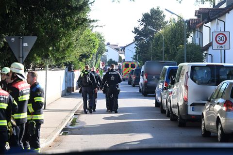 Mit einem Großaufgebot waren Rettungskräfte in der sonst eher ruhigen Wohngegend im Einsatz. Foto: Felix Hörhager/dpa