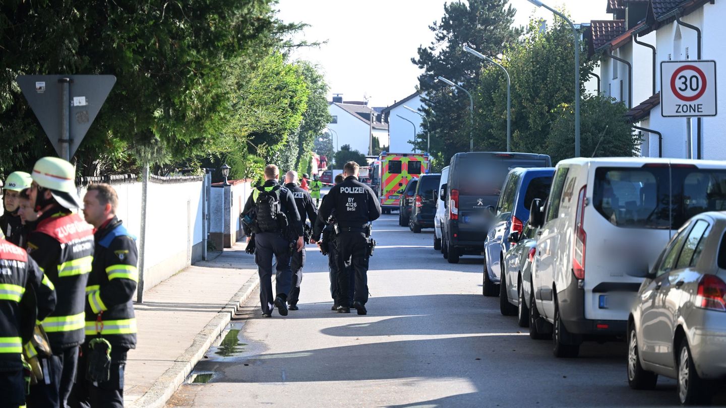 Mit einem Großaufgebot waren Rettungskräfte in der sonst eher ruhigen Wohngegend im Einsatz. Foto: Felix Hörhager/dpa
