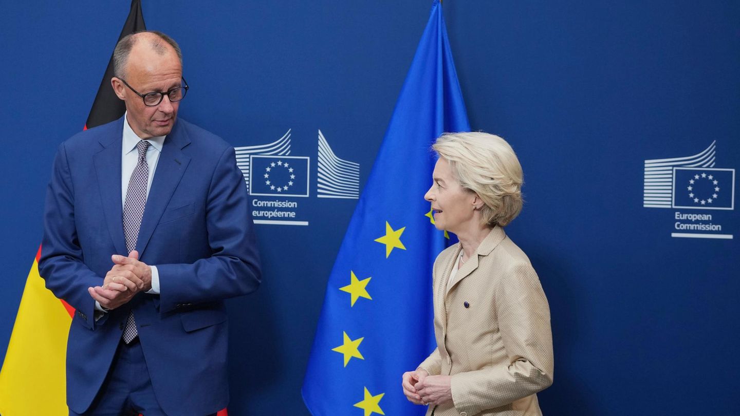 Bundeskanzler Friedrich Merz (l) und die Präsidentin der Europäischen Kommission, Ursula von der Leyen