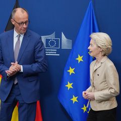 Bundeskanzler Friedrich Merz (l) und die Präsidentin der Europäischen Kommission, Ursula von der Leyen