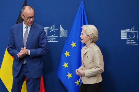 Bundeskanzler Friedrich Merz (l) und die Präsidentin der Europäischen Kommission, Ursula von der Leyen