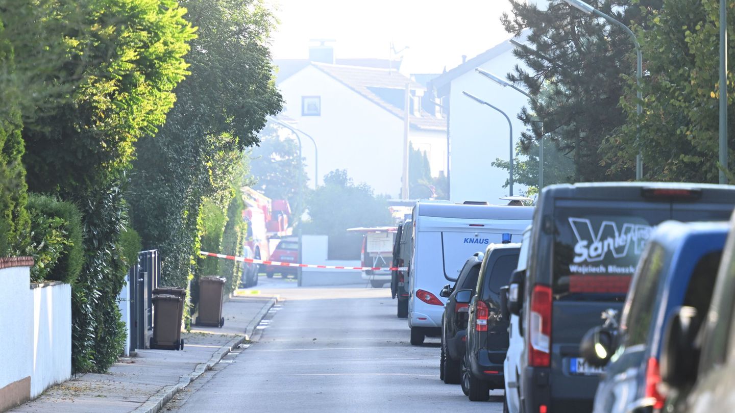 Ein Großbrand und Explosionsgeräusche haben für einen Großeinsatz gesorgt - mit weitreichenden Folgen. Foto: Felix Hörhager/dpa