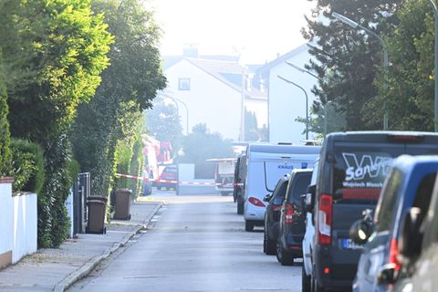 Ein Großbrand und Explosionsgeräusche haben für einen Großeinsatz gesorgt - mit weitreichenden Folgen. Foto: Felix Hörhager/dpa