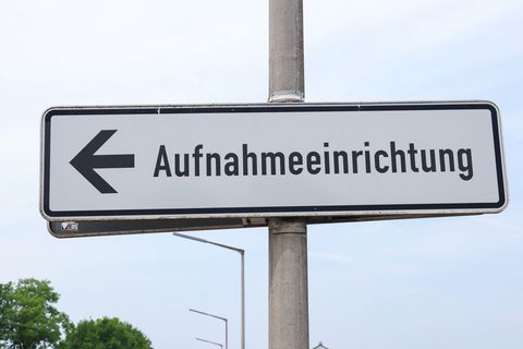 Zuerst werden die Asylbewerber in den Erstaufnahmeeinrichtungen der Länder untergebracht. (Symbolbild) Foto: Daniel Löb/dpa