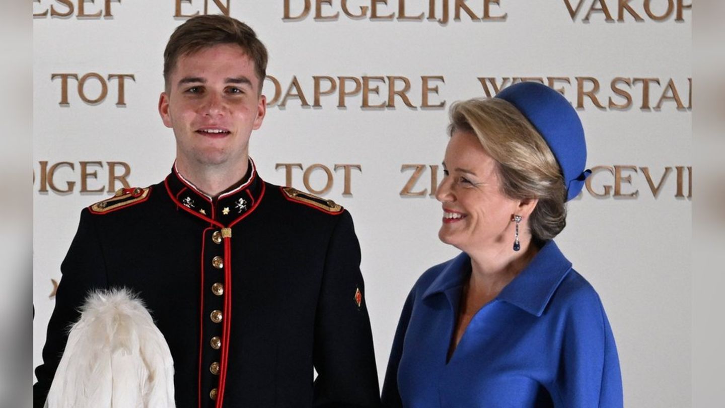 Königin Mathilde ist bei der Vereidigung von Prinz Gabriel zum Leutnant sichtlich stolz.