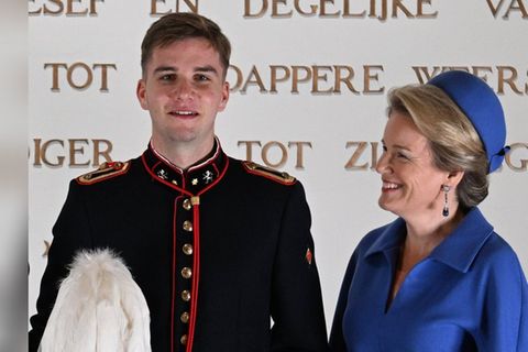 Königin Mathilde ist bei der Vereidigung von Prinz Gabriel zum Leutnant sichtlich stolz.