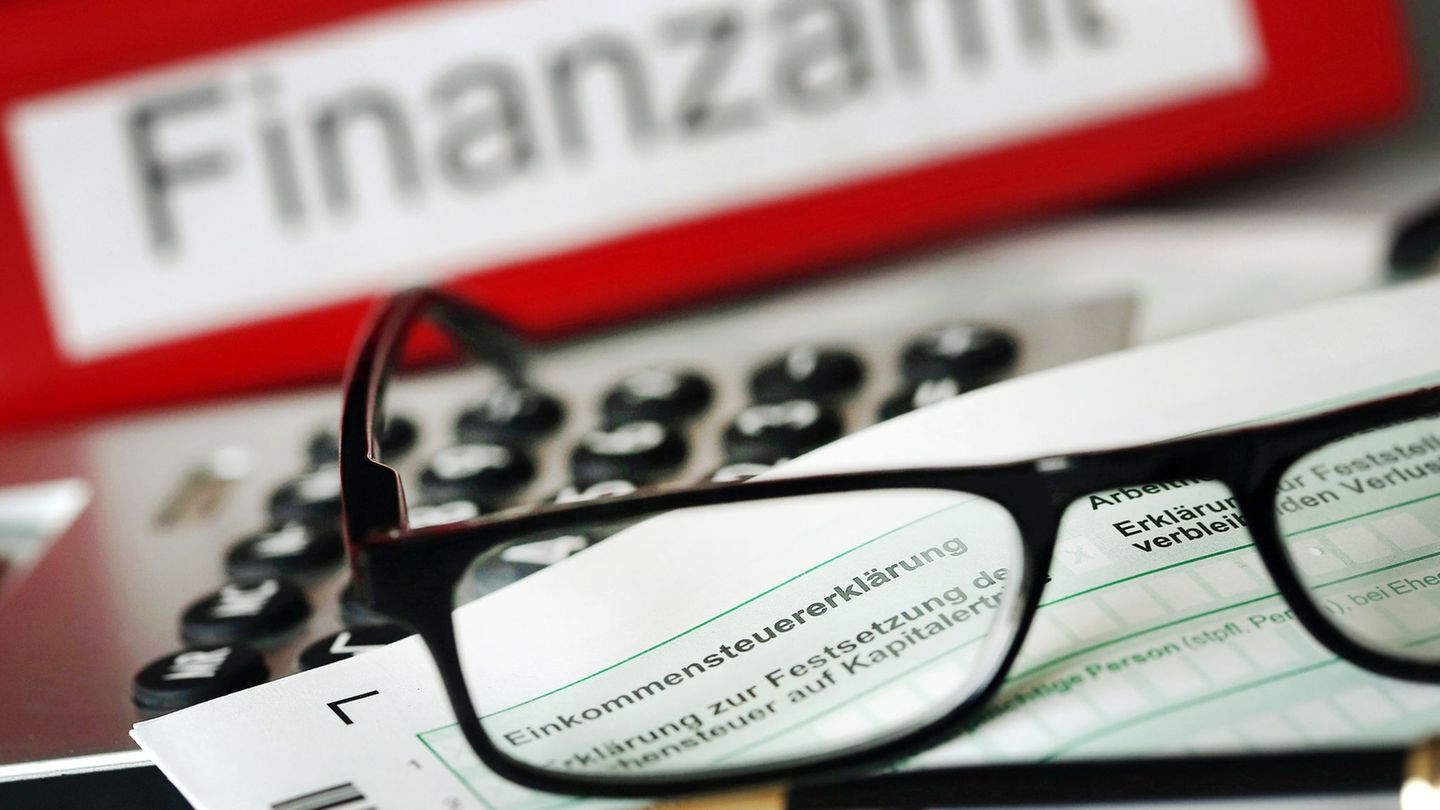Steuerzahler in Schleswig-Holstein können die Arbeit ihrer Finanzämter bewerten. (Symbolbild) Foto: Oliver Berg/dpa
