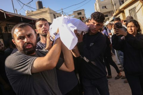 Männer tragen eine Leiche im Zentrum des Gazastreifens