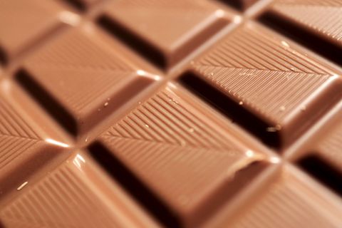 Nachdem die Polizei mehr als 100 Kilogramm Schokolade gefunden hat, ermitteln die Beamten zur Herkunft der Süßwaren. (Symbolbild