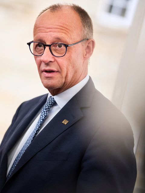 Friedrich Merz gibt Journalisten ein Statement