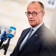Friedrich Merz gibt Journalisten ein Statement