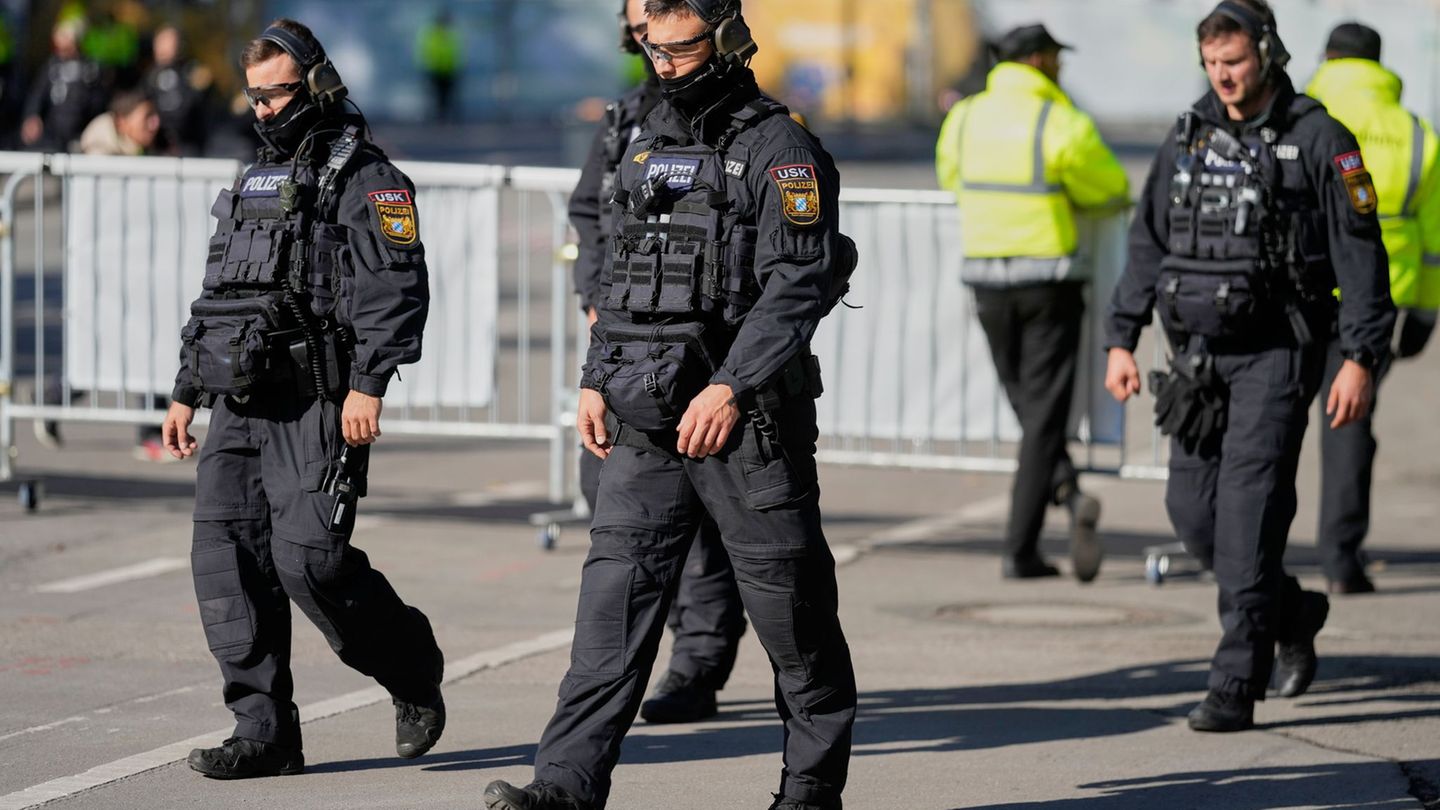 Das Festgelände wird abgesucht. Foto: Matthias Schrader/AP/dpa