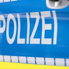 Die Polizei ermittelt zu den Hintergründen des Unfalls. (Symbolbild) Foto: Boris Roessler/dpa