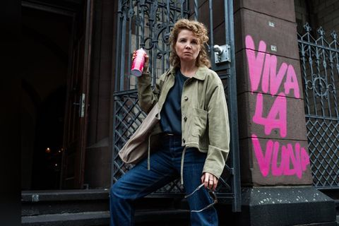Annette Frier nimmt in "Frier und Fünfzig - Am Ende meiner Tage" ihr eigenes Älterwerden auf die Schippe.