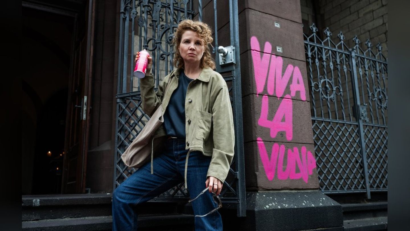 Annette Frier nimmt in "Frier und Fünfzig - Am Ende meiner Tage" ihr eigenes Älterwerden auf die Schippe.