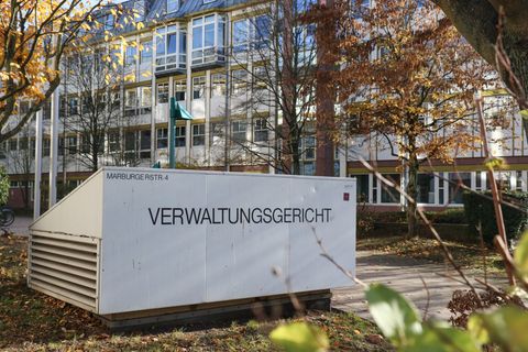 Das Verwaltungsgericht Gießen gibt einem Eilantrag der AfD-Kreistagsfraktion statt. (Archivfoto) Foto: Nadine Weigel/dpa/dpa