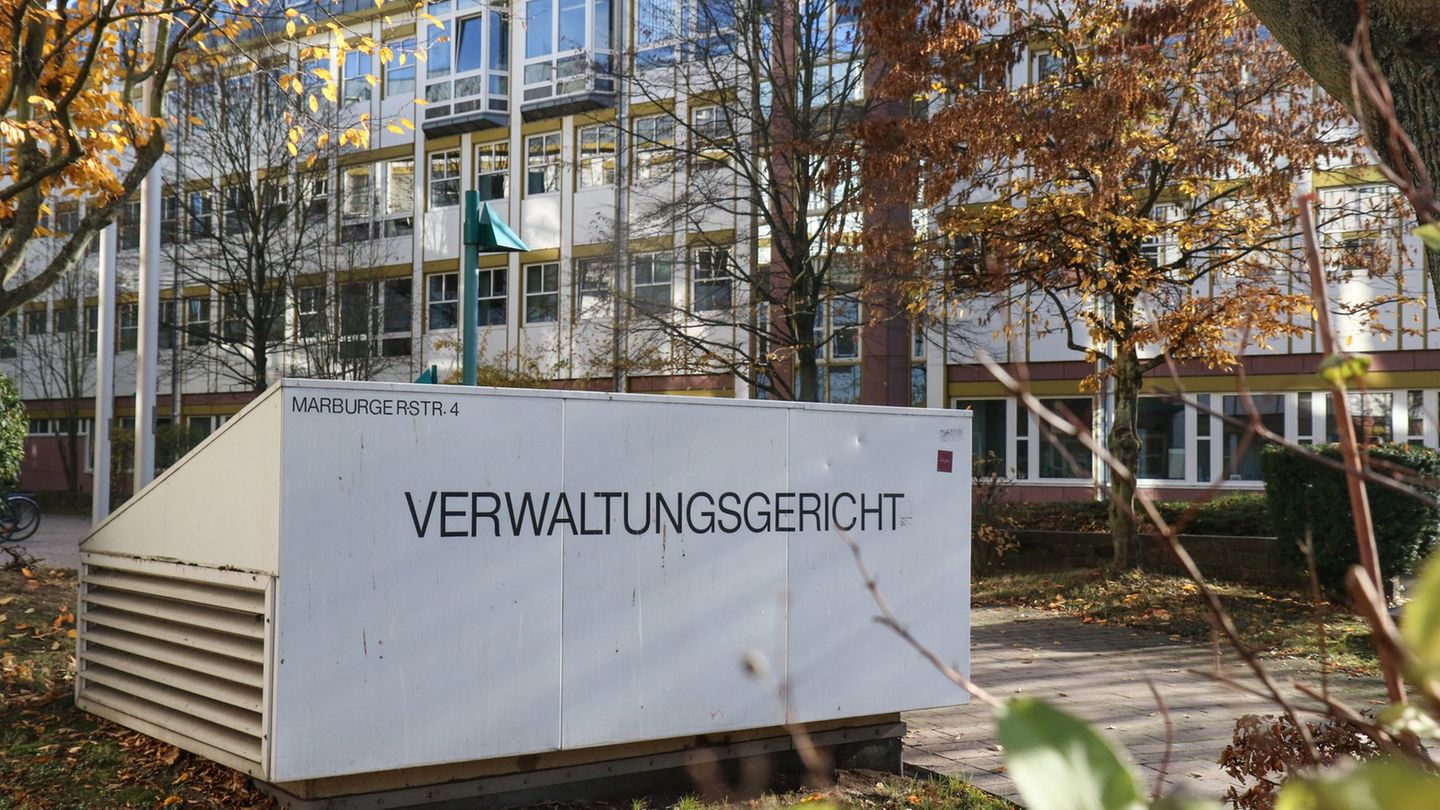 Das Verwaltungsgericht Gießen gibt einem Eilantrag der AfD-Kreistagsfraktion statt. (Archivfoto) Foto: Nadine Weigel/dpa/dpa