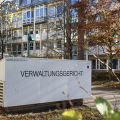 Das Verwaltungsgericht Gießen gibt einem Eilantrag der AfD-Kreistagsfraktion statt. (Archivfoto) Foto: Nadine Weigel/dpa/dpa