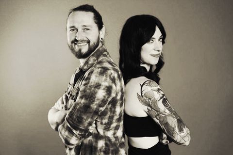 Andreas und Mona stehen Rücken an Rücken und lächeln in die Kamera: Beide haben wieder Sex.